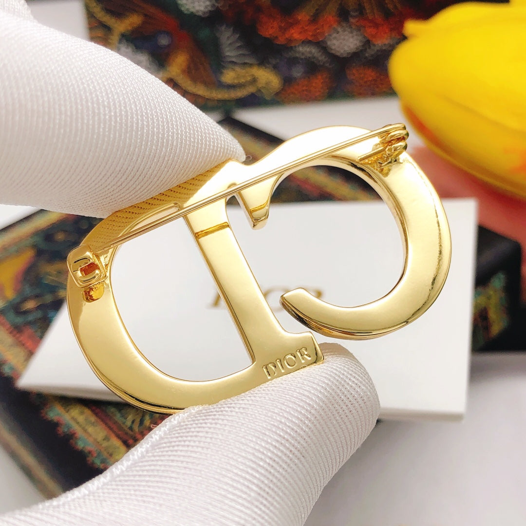 Letter Brooch in Gold-Tone – Design 003 side detail