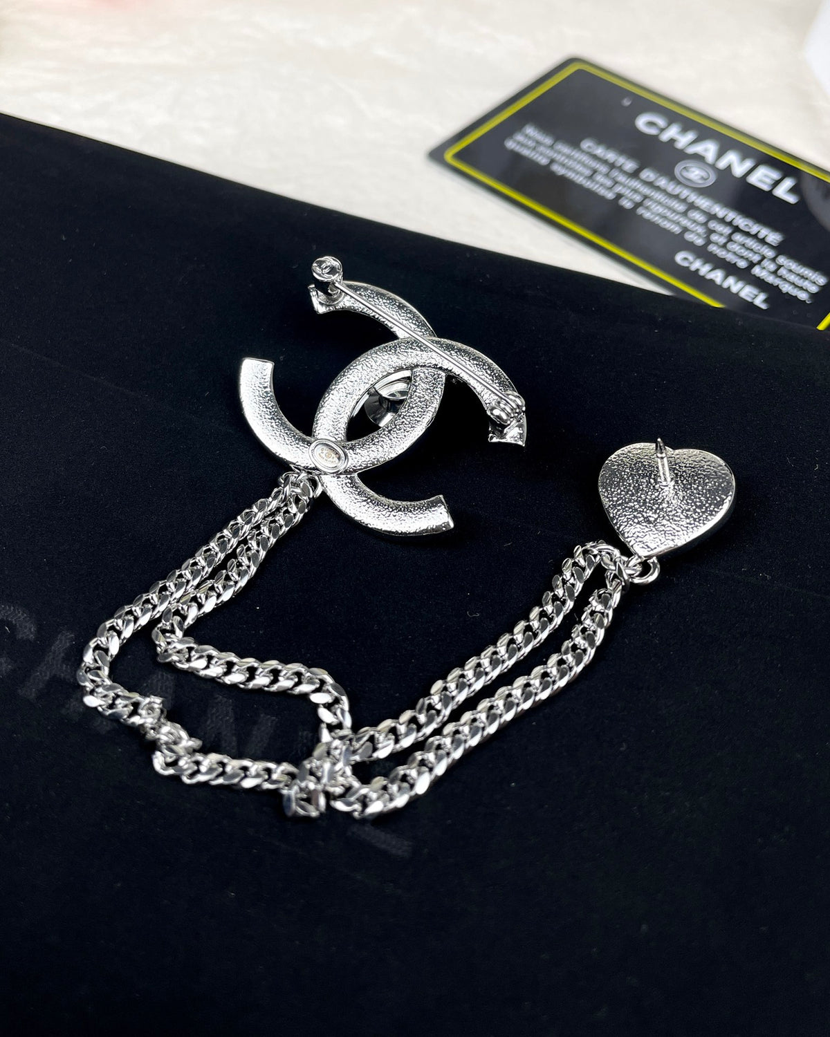 Heart Brooch in Polished Metal-Tone – Heart Detail side detail