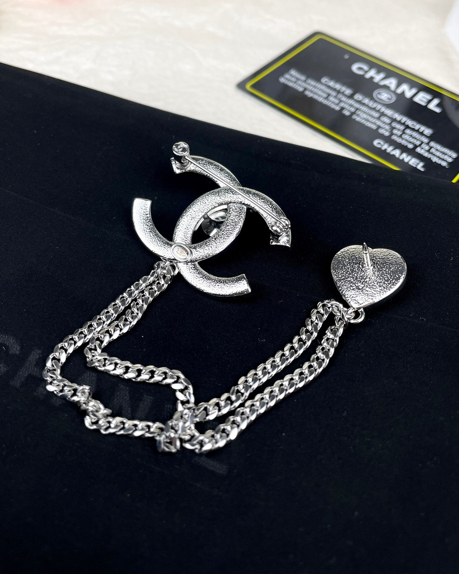 Heart Brooch in Polished Metal-Tone – Heart Detail side detail