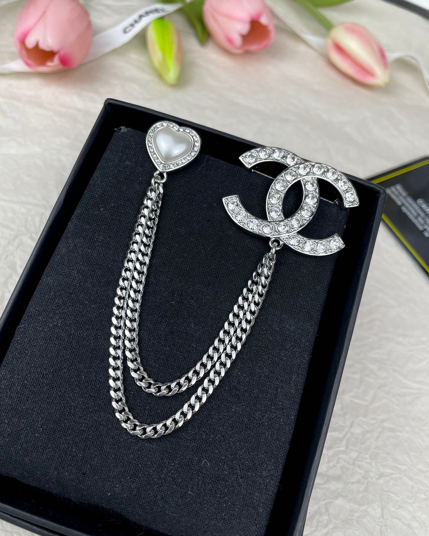 Heart Brooch in Polished Metal-Tone – Heart Detail close-up detail