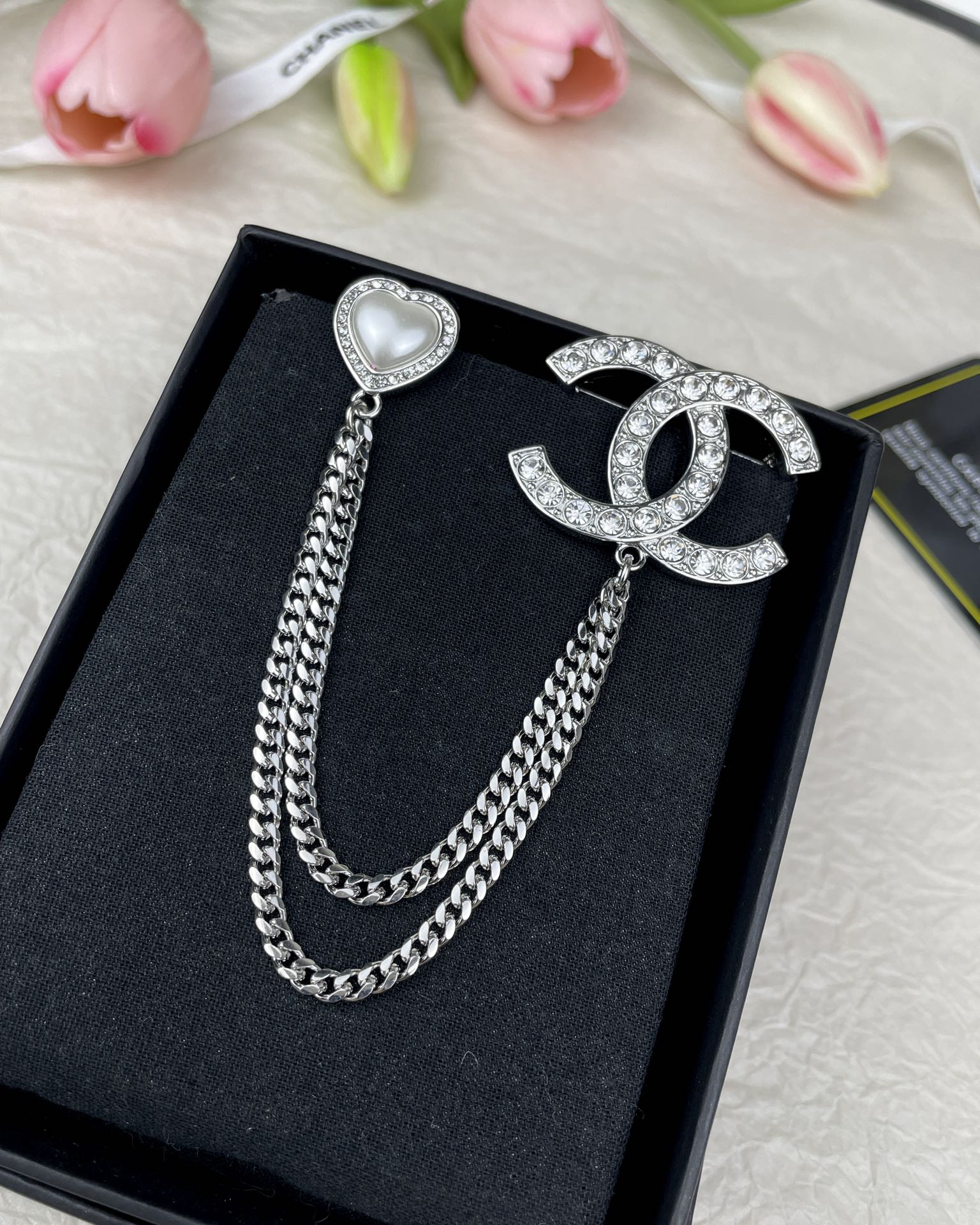 Heart Brooch in Polished Metal-Tone – Heart Detail close-up detail