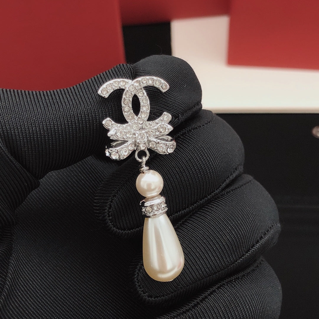 Bow Stud Earrings in Gold-Tone – Design 002 close-up detail