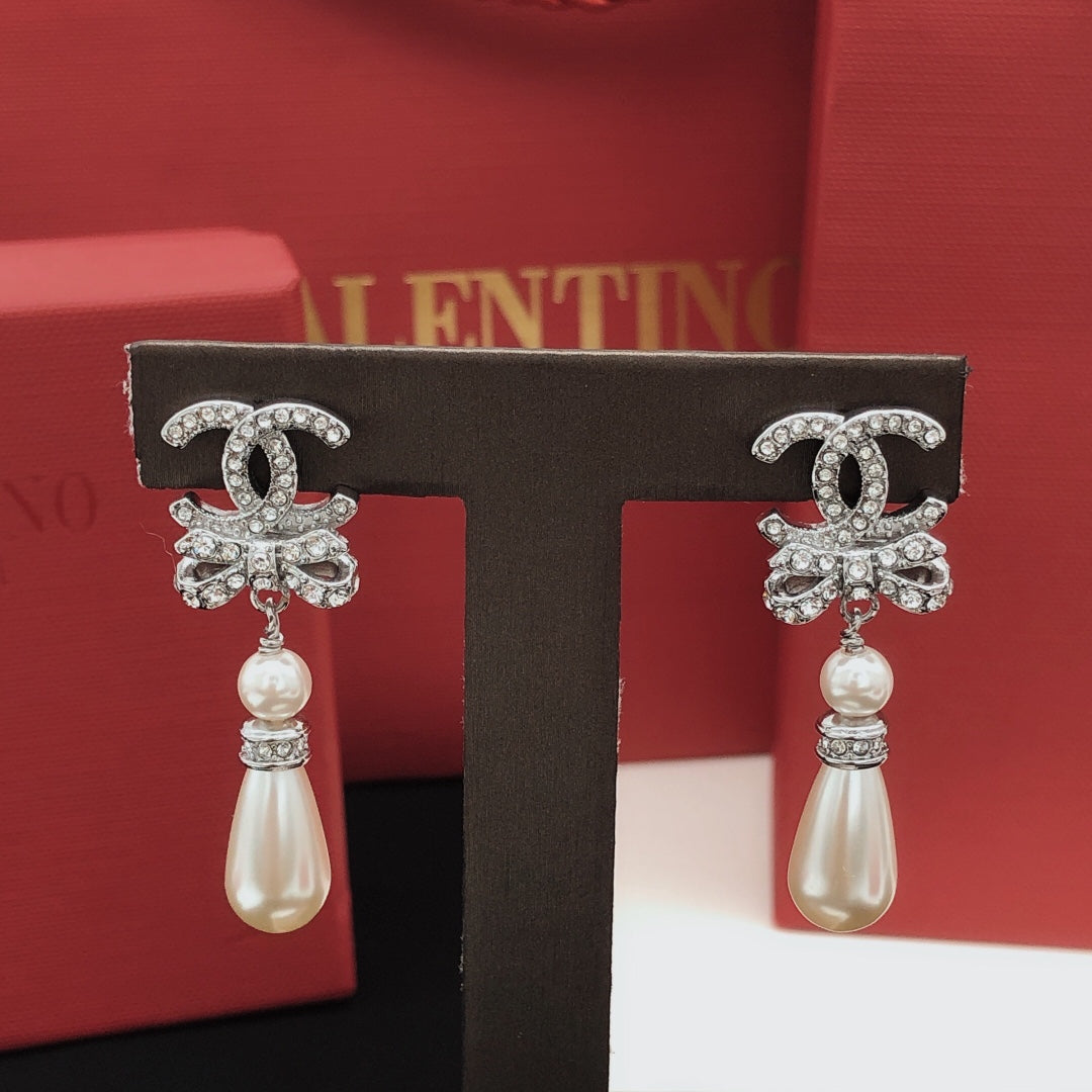 Bow Stud Earrings in Gold-Tone – Design 002 detail view