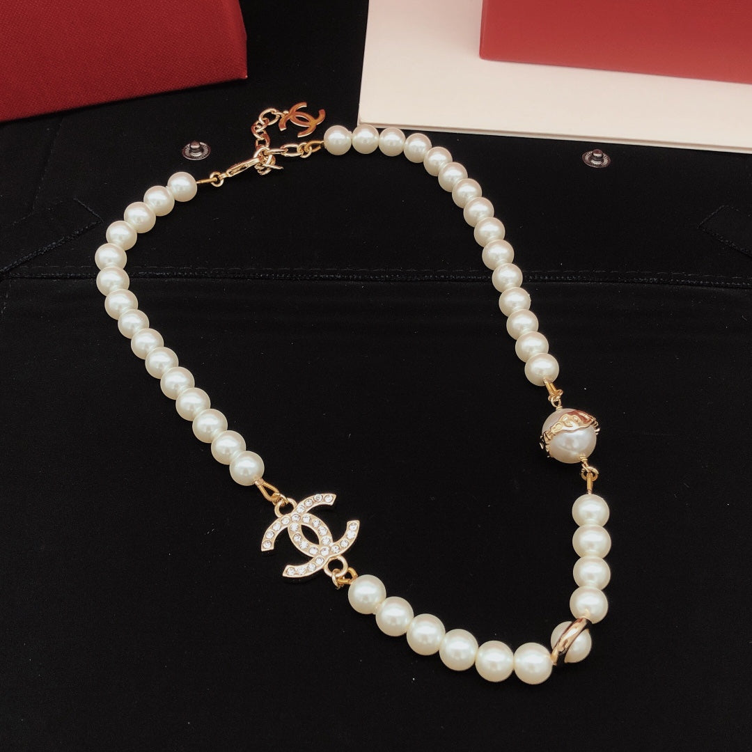 Pearl Pearl-Detail Pendant Necklace – Pearl Detail – Design 033 side detail