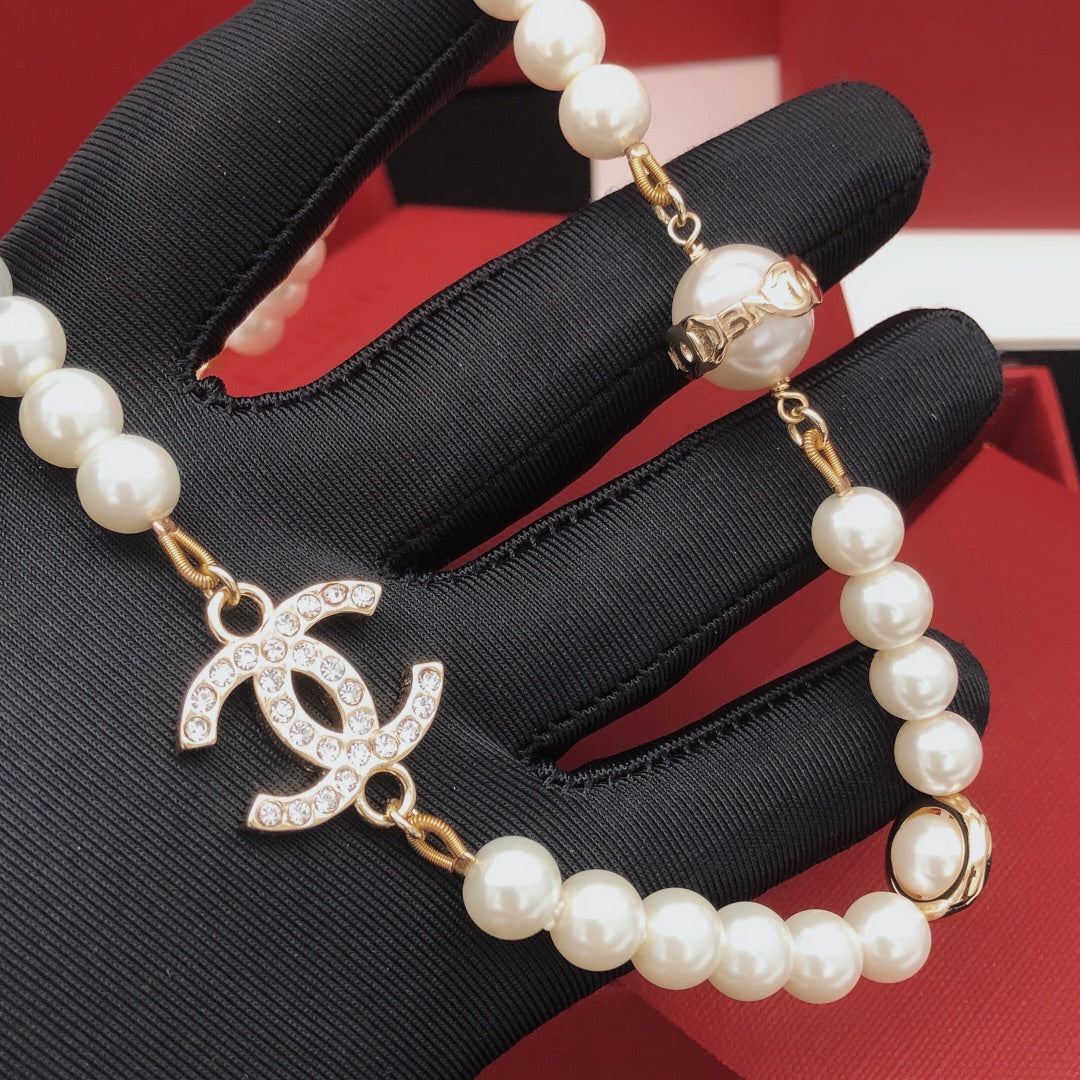 Pearl Pearl-Detail Pendant Necklace – Pearl Detail – Design 033 detail view