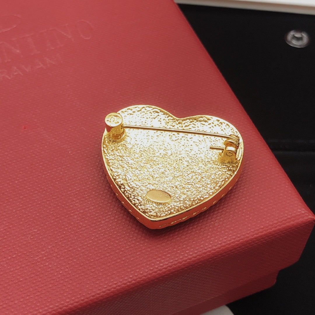 Heart Brooch in Gold-Tone – Heart Detail – Design 004 close-up detail