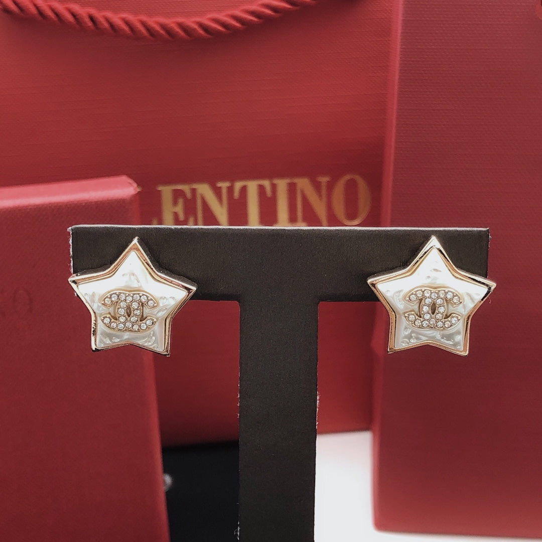 Star Stud Earrings in Gold-Tone – Star Detail – Design 005 detail view