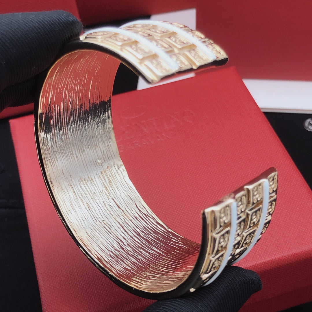 Signature Emblem Bangle in Gold-Tone – White Detail close-up detail
