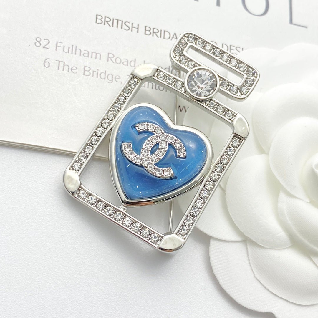 Heart Brooch in Polished Metal-Tone – Heart Detail – Design 002 front product view