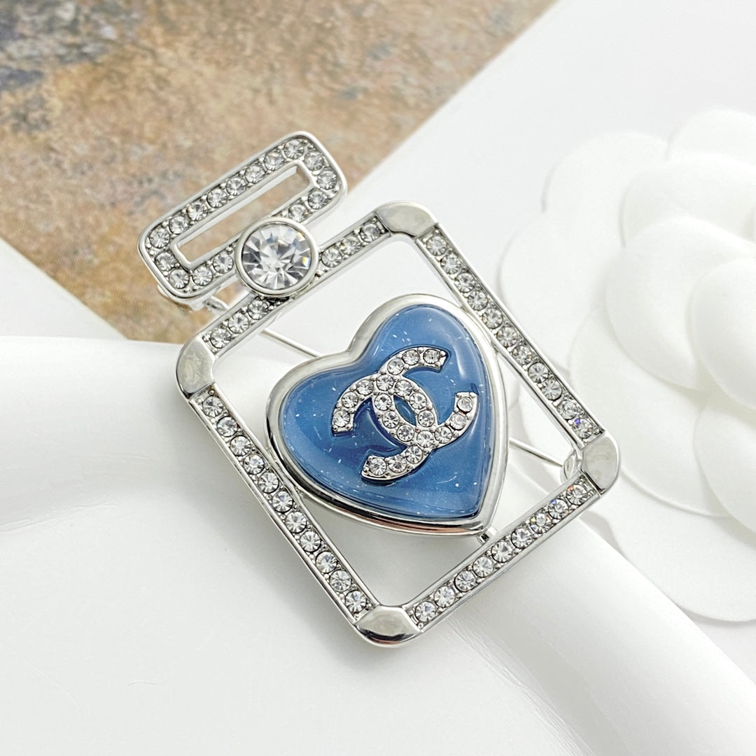 Heart Brooch in Polished Metal-Tone – Heart Detail – Design 002 main product view