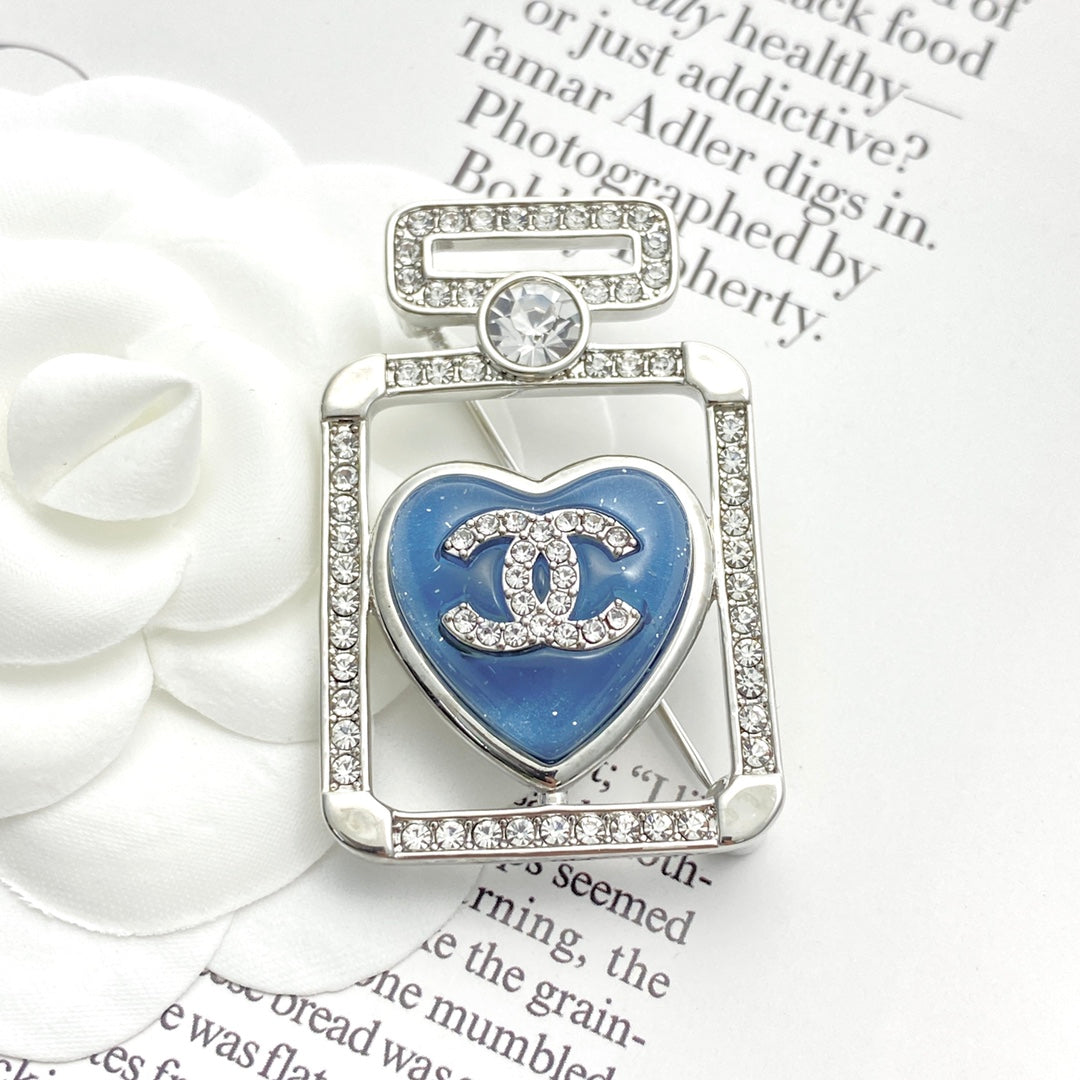 Heart Brooch in Polished Metal-Tone – Heart Detail – Design 002 side detail