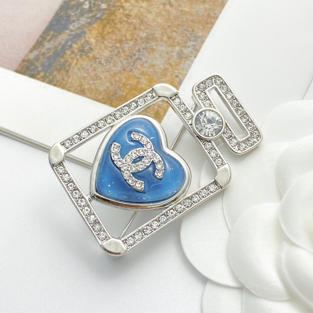 Heart Brooch in Polished Metal-Tone – Heart Detail – Design 002 front product view