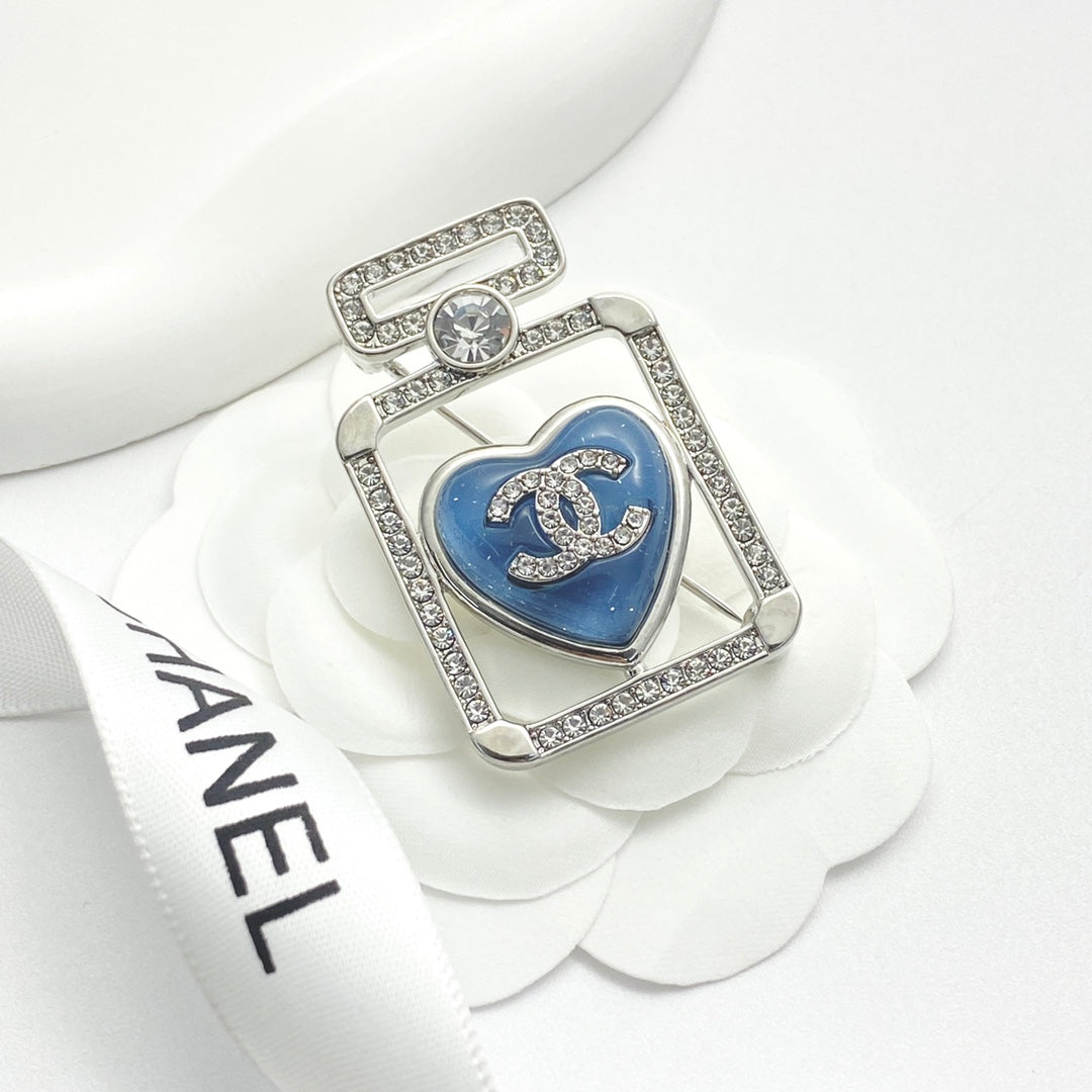 Heart Brooch in Polished Metal-Tone – Heart Detail – Design 002 main product view