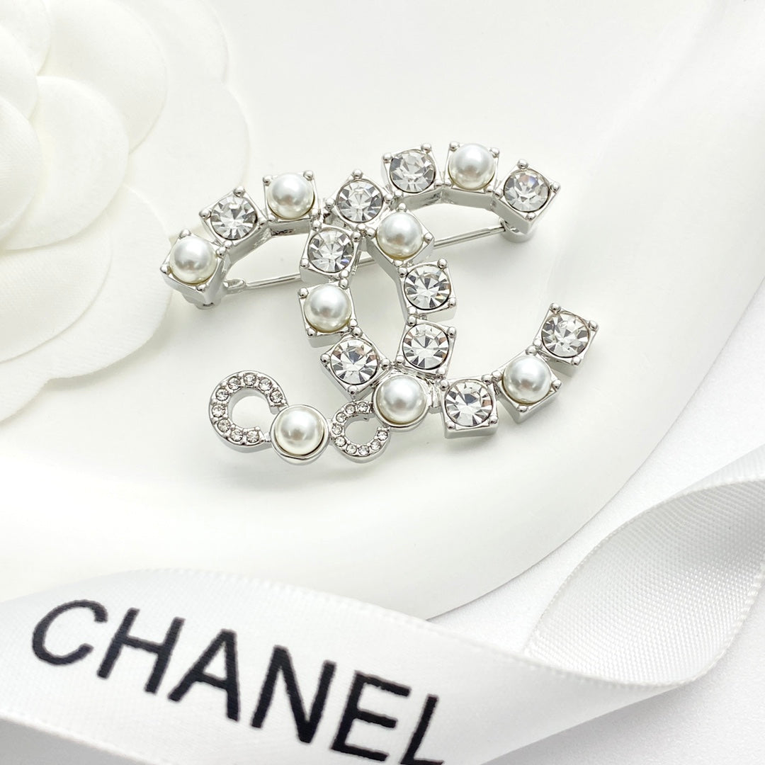 Double-C Emblem Brooch in Silver-Tone – Pearl Detail – Design 002 close-up detail