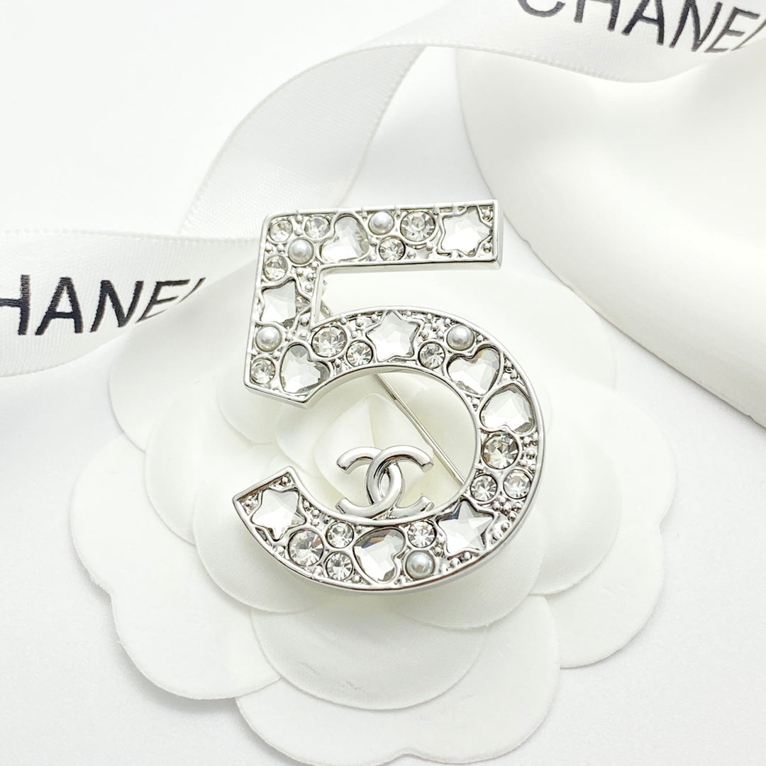 Heart Brooch in Polished Metal-Tone – Pearl Detail detail view