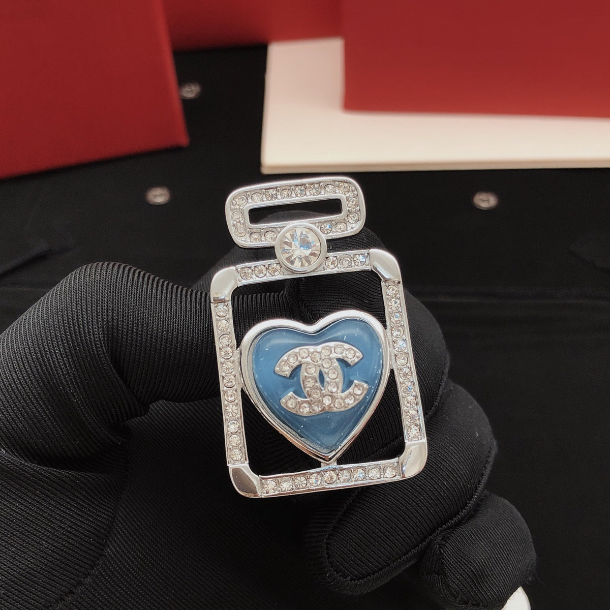 Heart Brooch in Gold-Tone – Heart Detail – Design 003 main product view