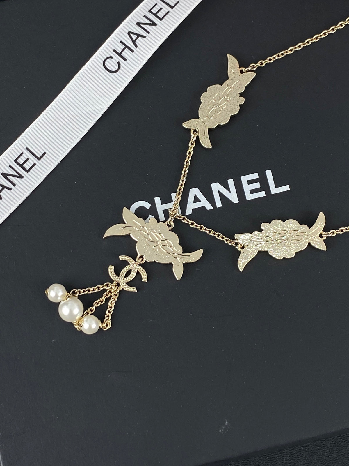 Pearl Pearl-Detail Pendant Necklace – Pearl Detail – Design 037 detail view