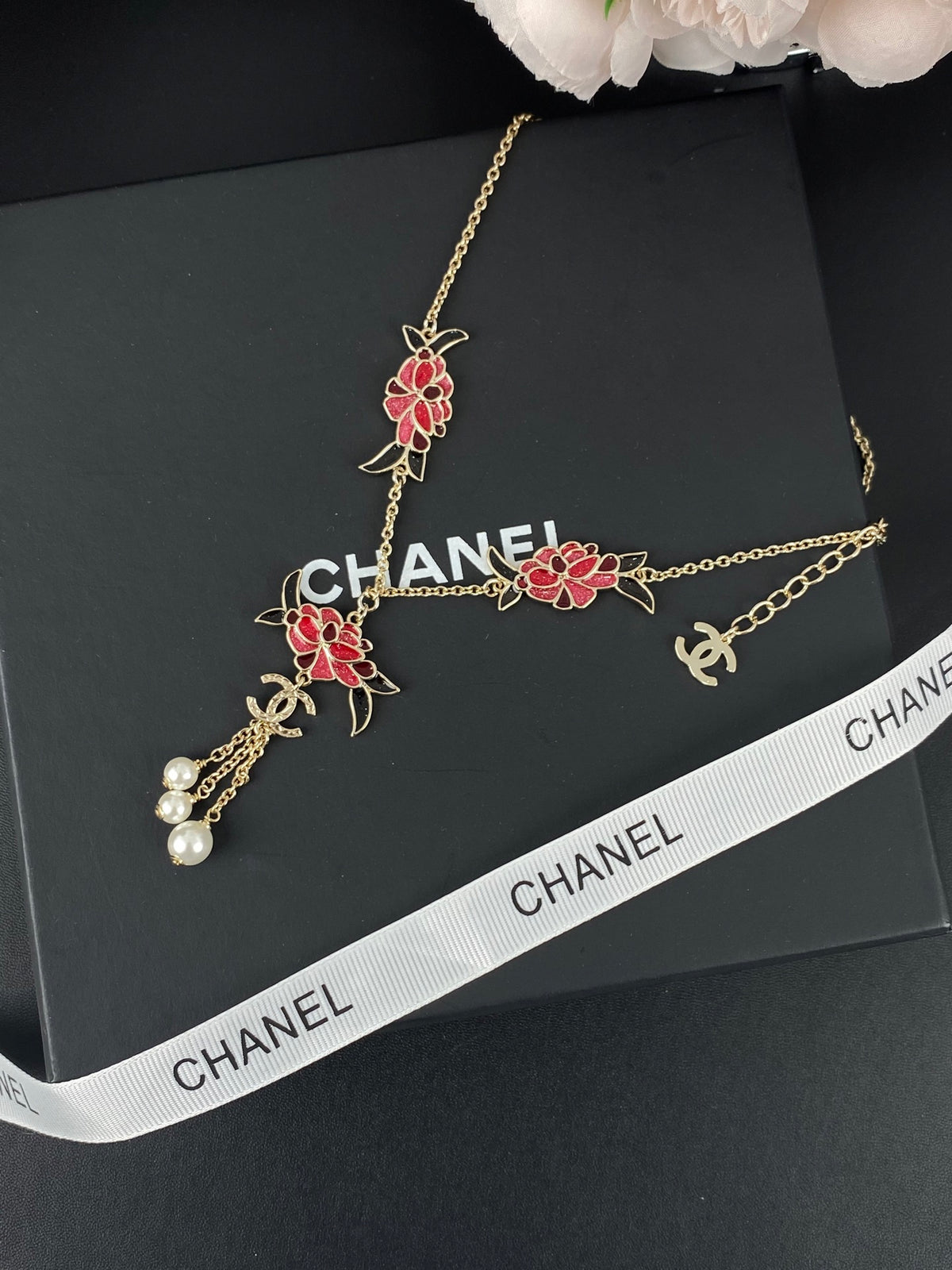 Pearl Pearl-Detail Pendant Necklace – Pearl Detail – Design 037 close-up detail