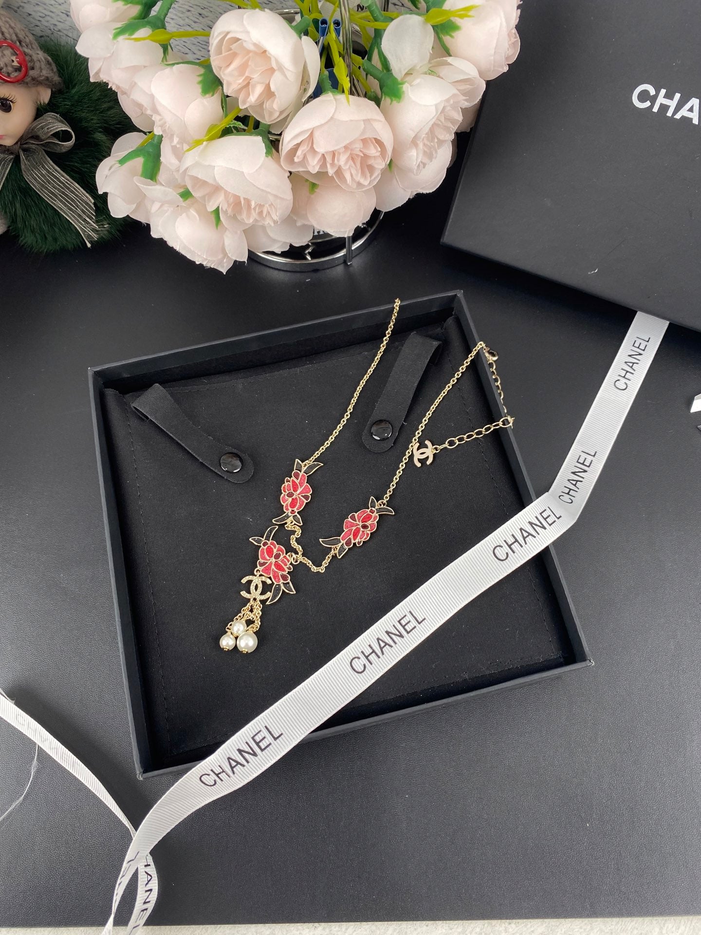 Pearl Pearl-Detail Pendant Necklace – Pearl Detail – Design 037 side detail