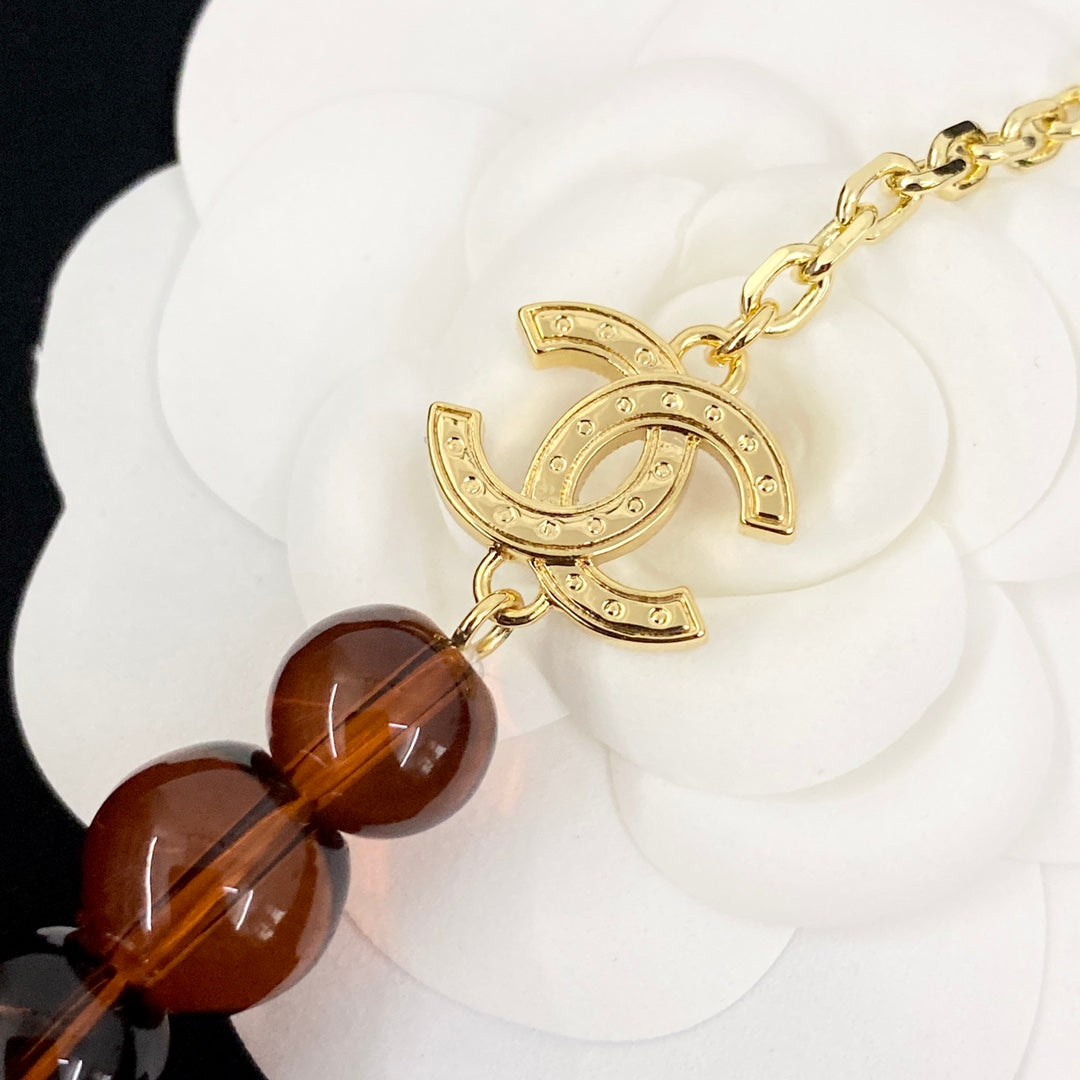 Pearl Pearl-Detail Pendant Necklace – Pearl Detail – Design 043 close-up detail