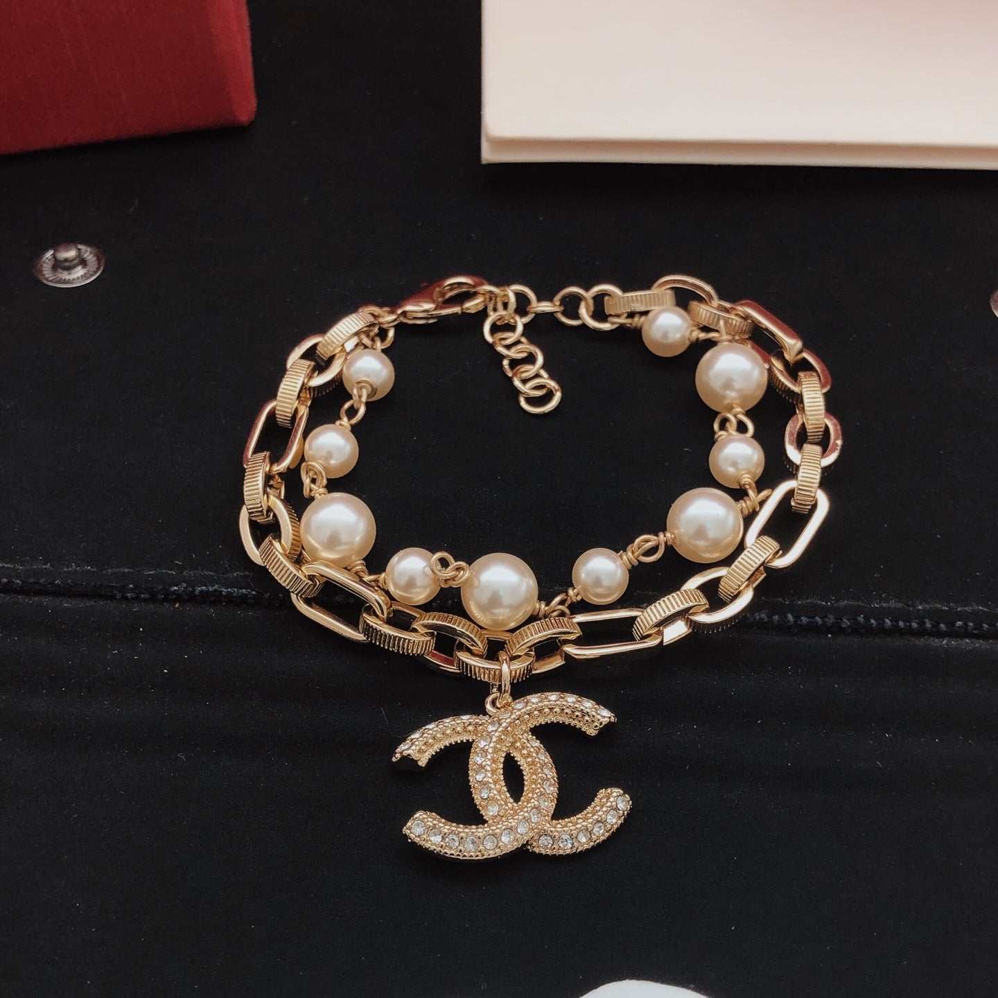 Pearl Bracelet in Gold-Tone – Pearl Detail – Design 004 main product view