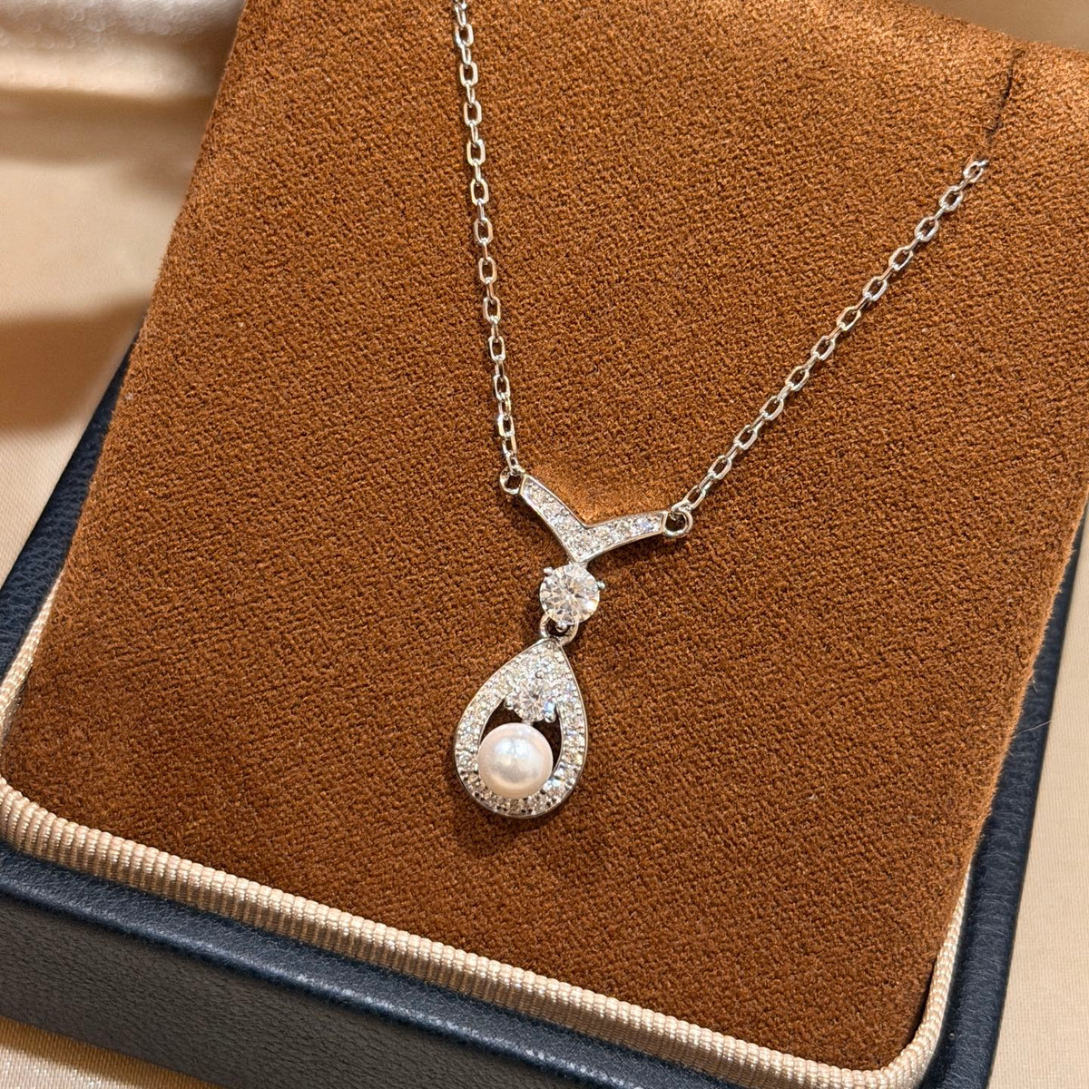 Pearl Pearl-Detail Pendant Necklace – Pearl Detail – Design 052 main product view