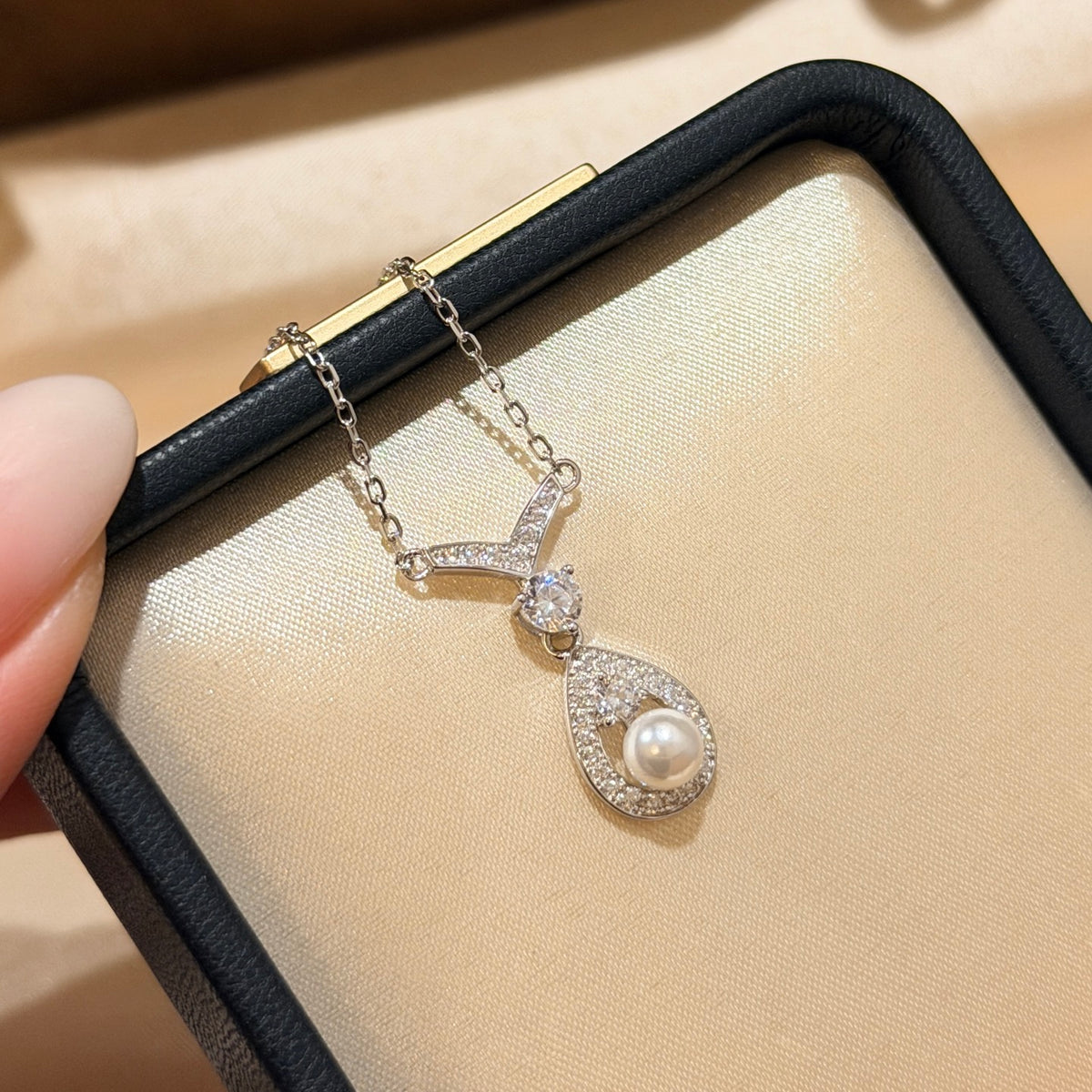 Pearl Pearl-Detail Pendant Necklace – Pearl Detail – Design 052 detail view