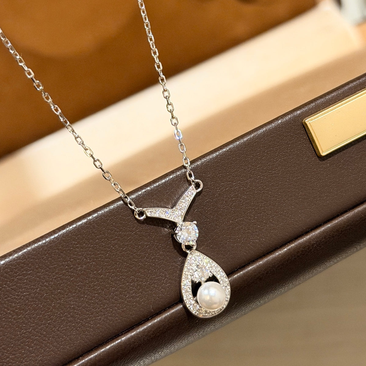 Pearl Pearl-Detail Pendant Necklace – Pearl Detail – Design 052 side detail