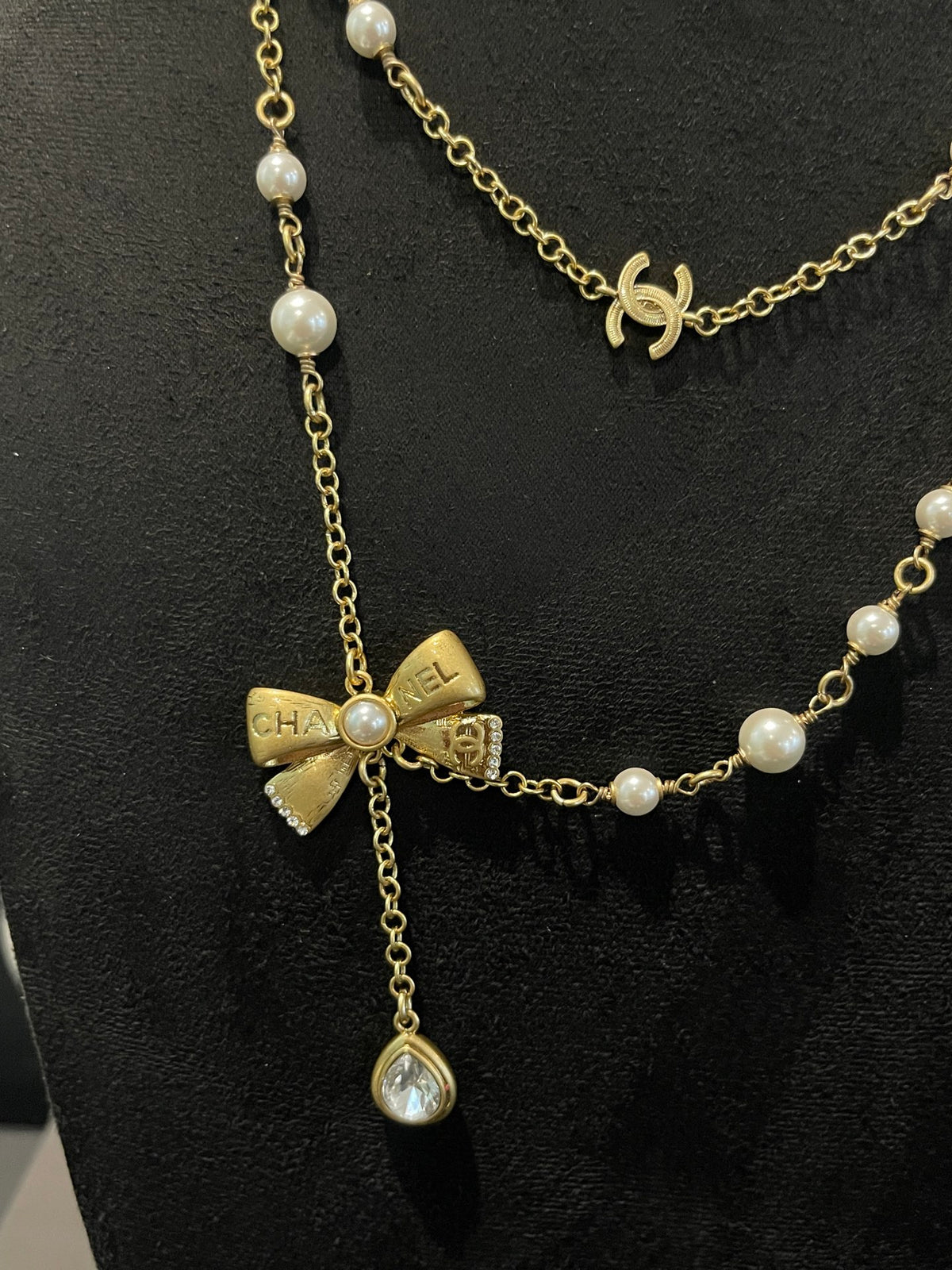 Bow Pearl-Detail Pendant Necklace – Pearl Detail – Design 007 detail view