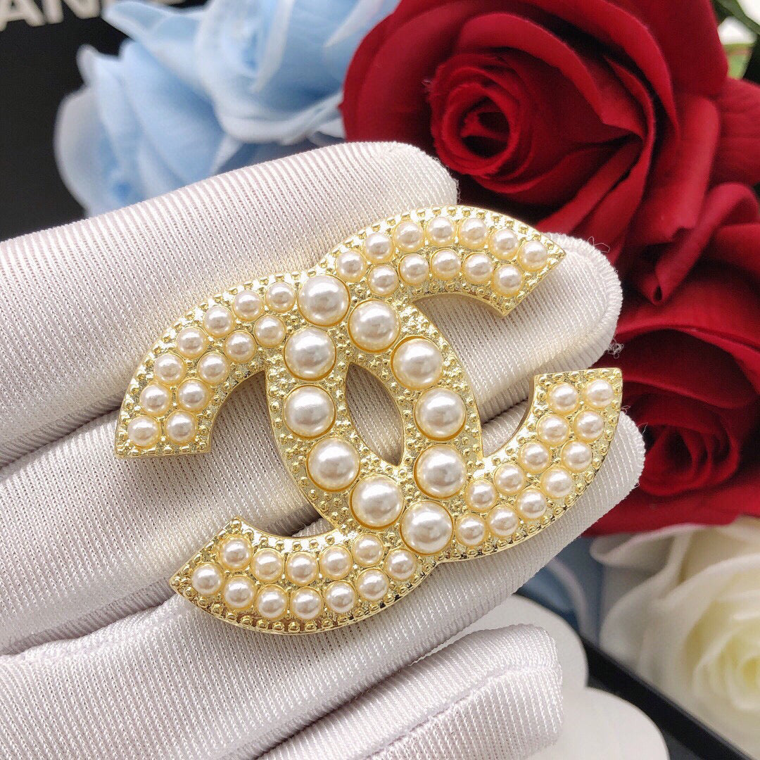 Double-C Emblem Brooch in Gold-Tone – Pearl Detail – Design 005 detail view