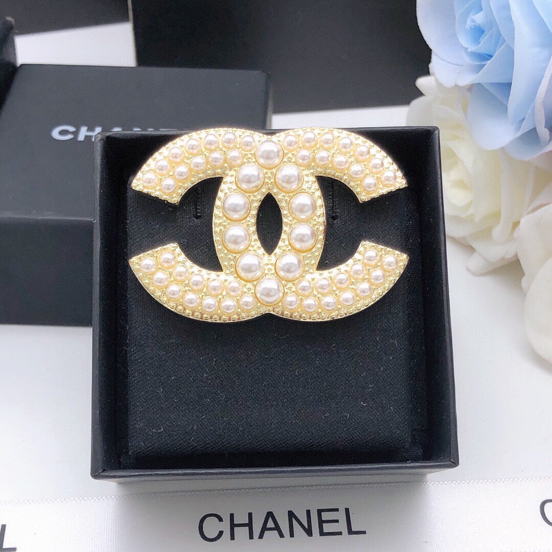 Double-C Emblem Brooch in Gold-Tone – Pearl Detail – Design 005 detail view