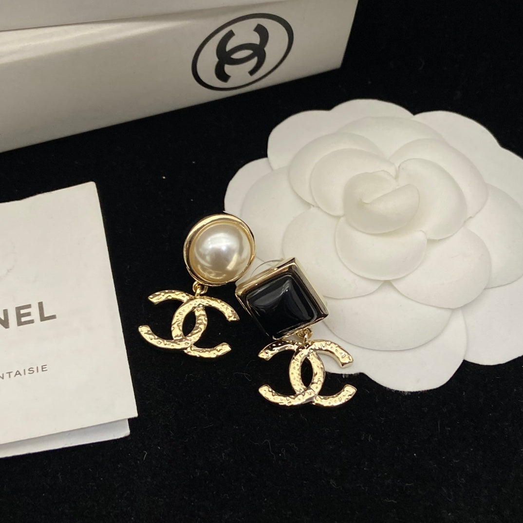 Pearl Pearl-Detail Stud Earrings – Pearl Detail – Design 006 side detail