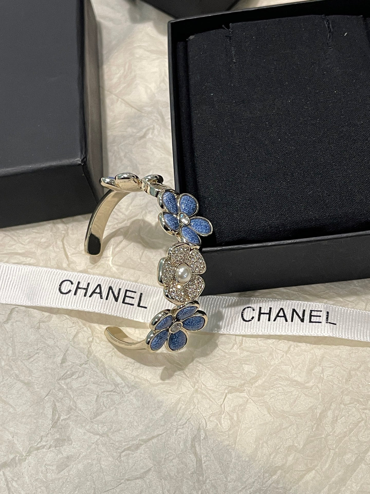 Pearl Bangle in Polished Metal-Tone – Pearl Detail – Design 005 main product view