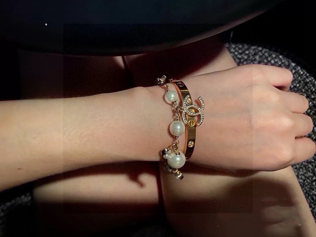 Letter Bracelet in Polished Metal-Tone – Design 003 close-up detail