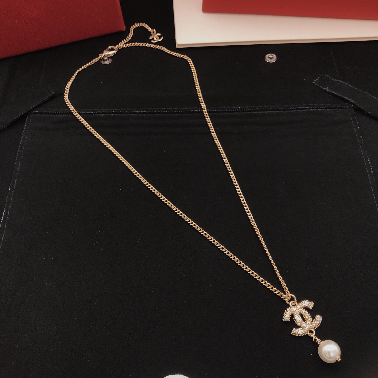 Pearl Pearl-Detail Pendant Necklace – Pearl Detail – Design 042 close-up detail