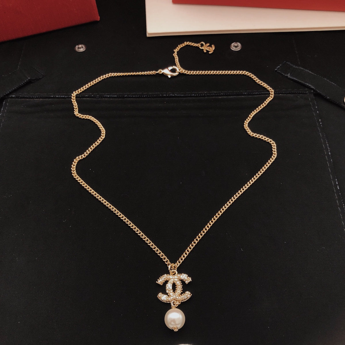 Pearl Pearl-Detail Pendant Necklace – Pearl Detail – Design 042 detail view