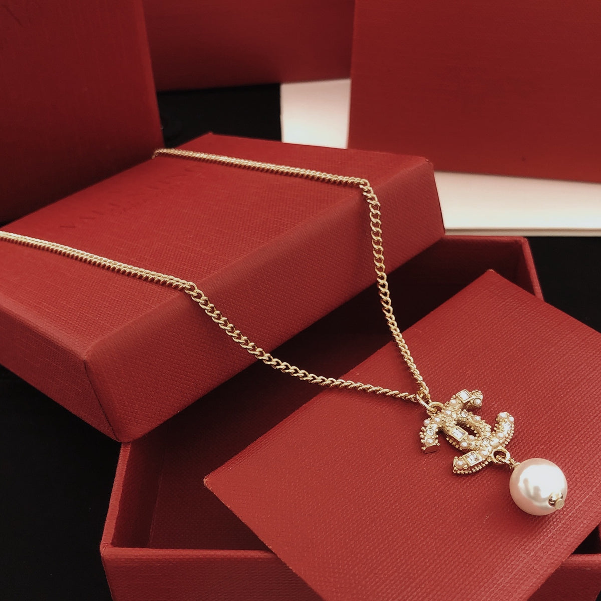 Pearl Pearl-Detail Pendant Necklace – Pearl Detail – Design 042 side detail