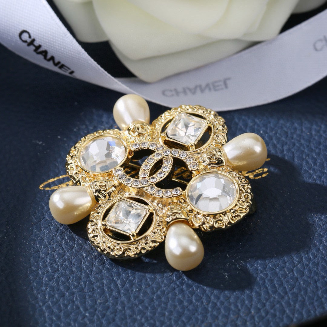 Signature Emblem Brooch in Polished Metal-Tone – Design 043 side detail