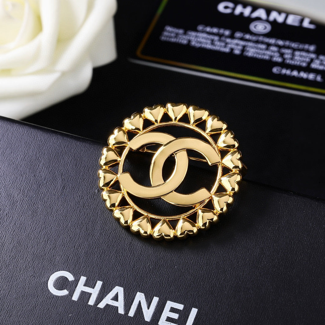 Double-C Emblem Brooch in Polished Metal-Tone – Design 060 close-up detail
