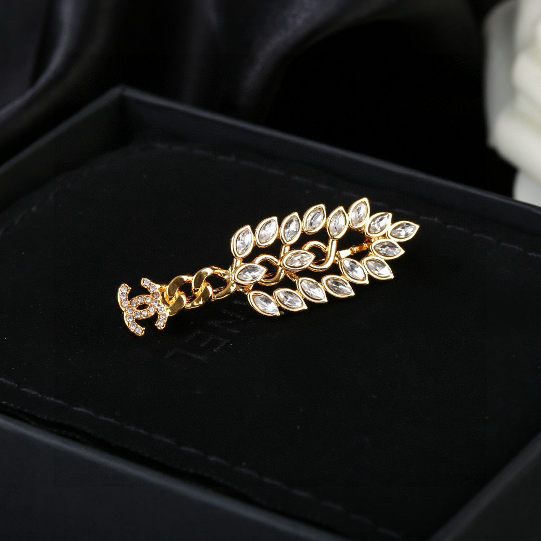 Double-C Emblem Brooch in Polished Metal-Tone – Design 058 side detail