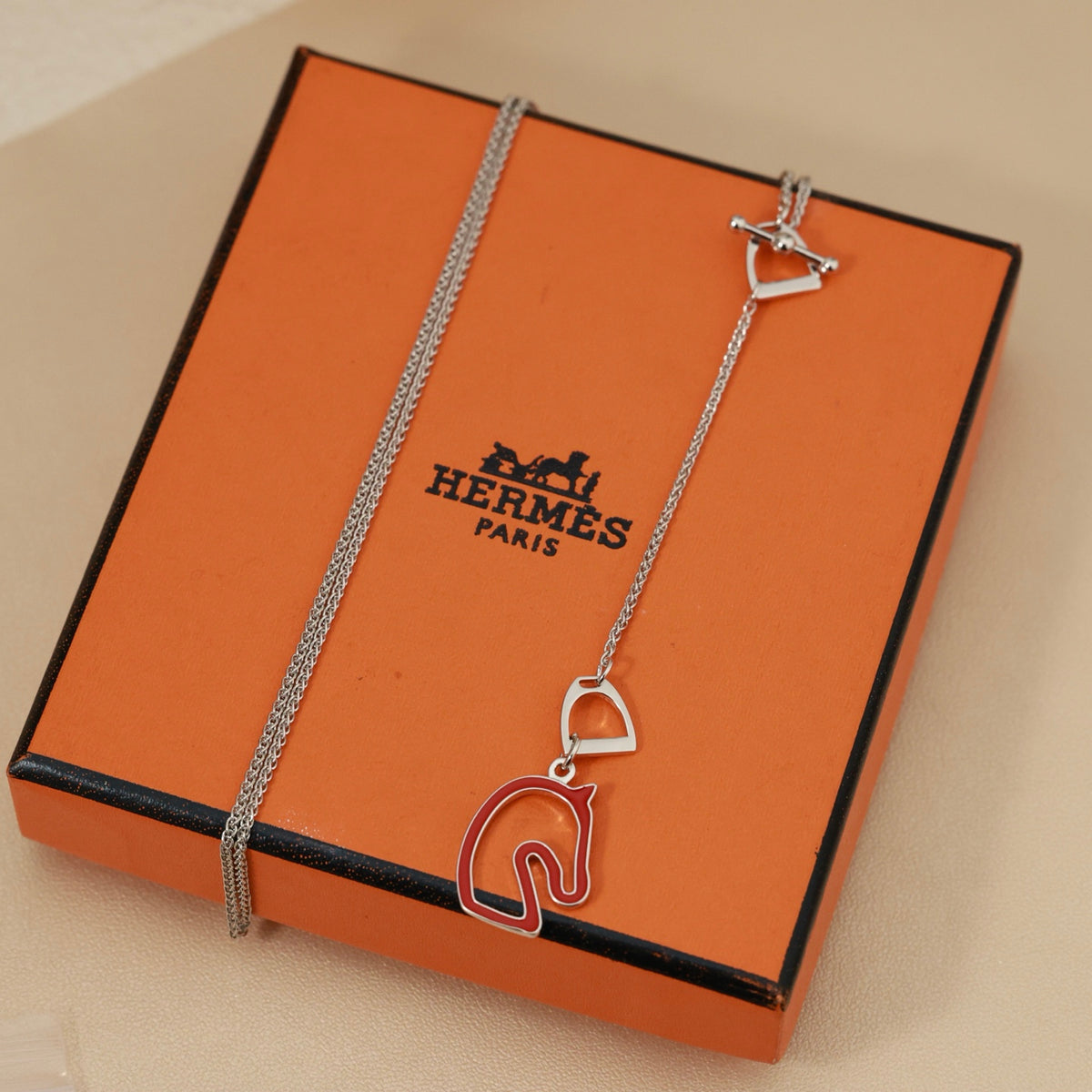 Horse Head Pendant Necklace in Rose-Gold-Tone – Rose Gold Detail – Design 003 close-up detail