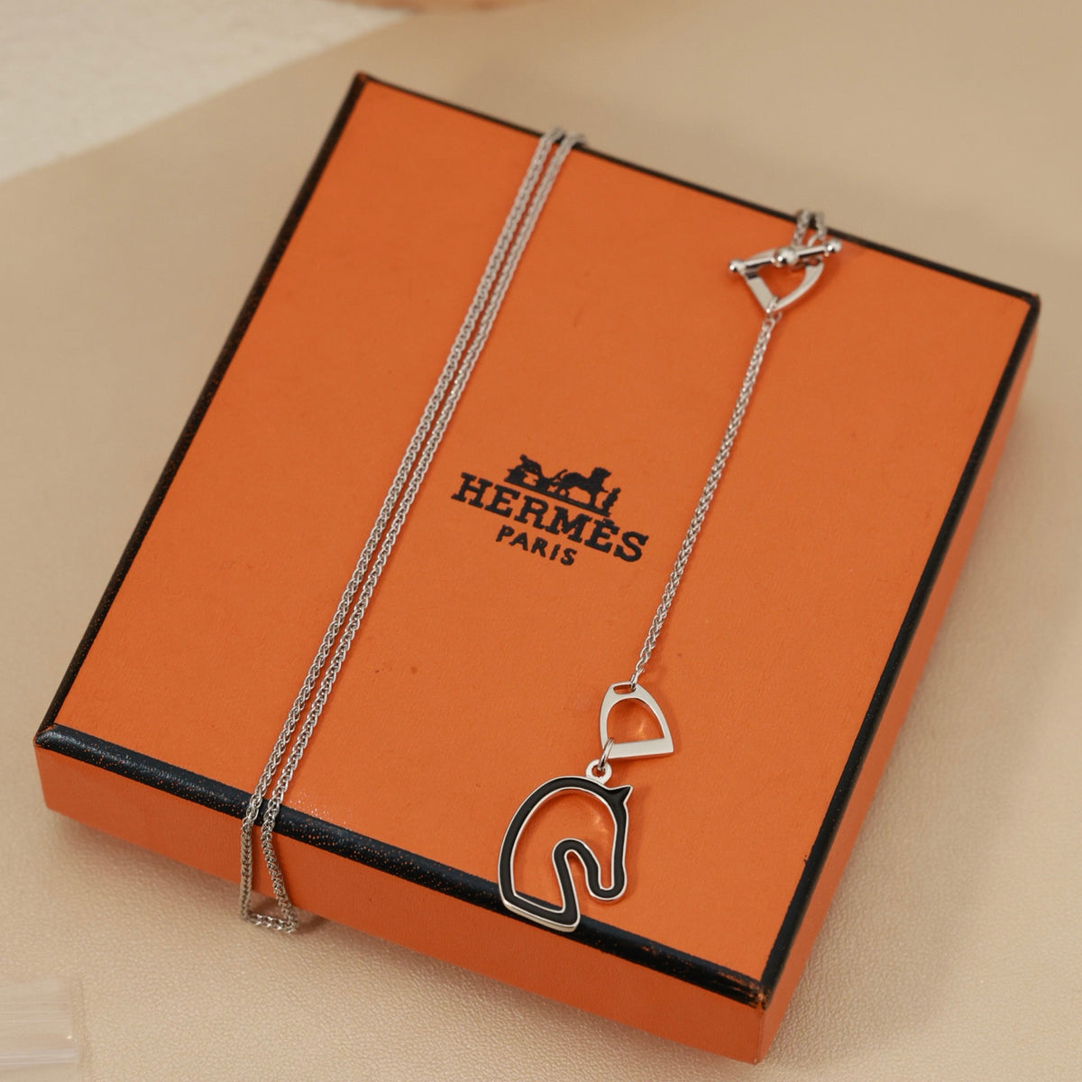 Horse Head Pendant Necklace in Rose-Gold-Tone – Rose Gold Detail – Design 004 detail view
