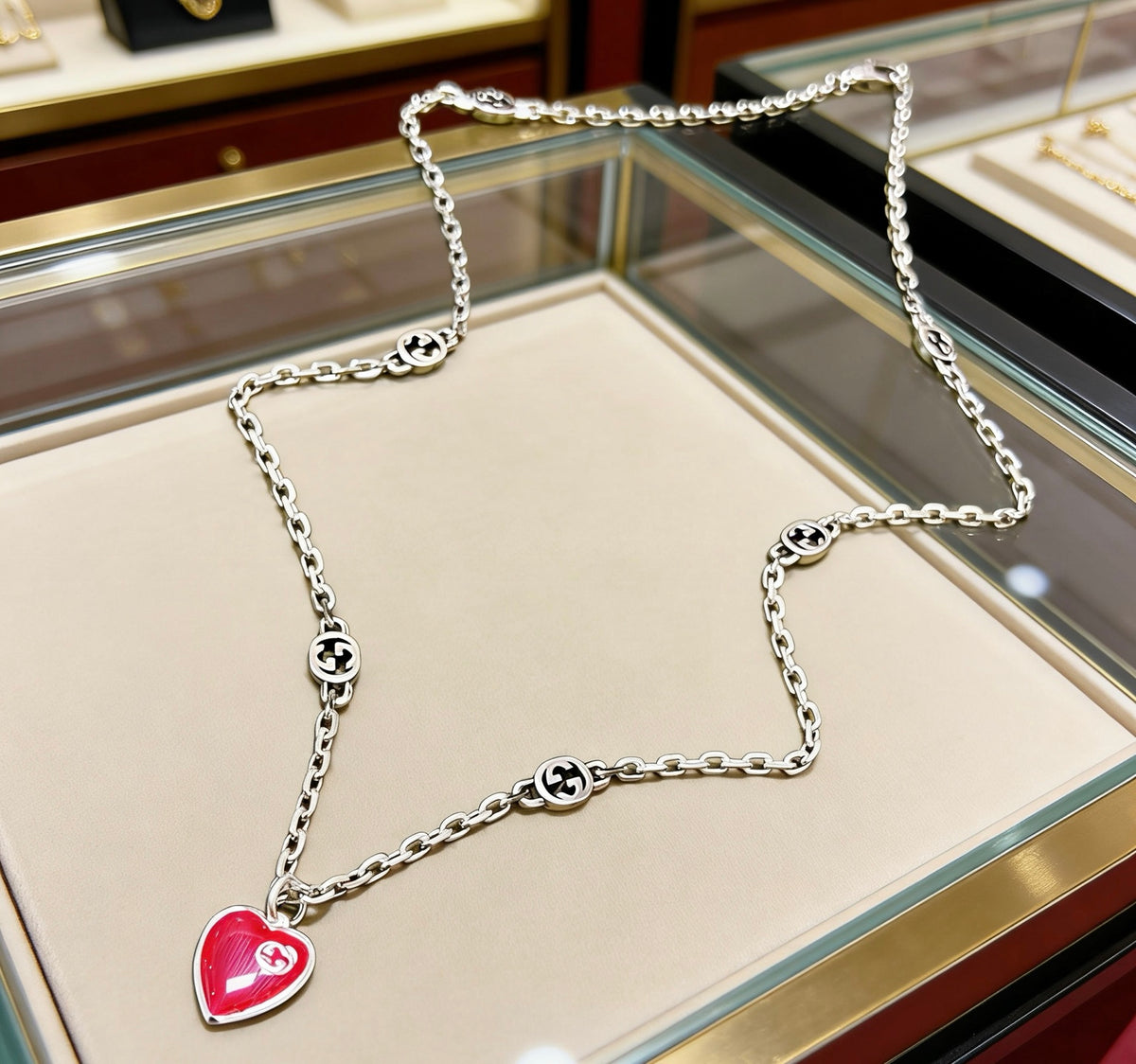 Double-G Emblem Pendant Necklace in Silver-Tone – Vintage Detail – Design 010 side detail