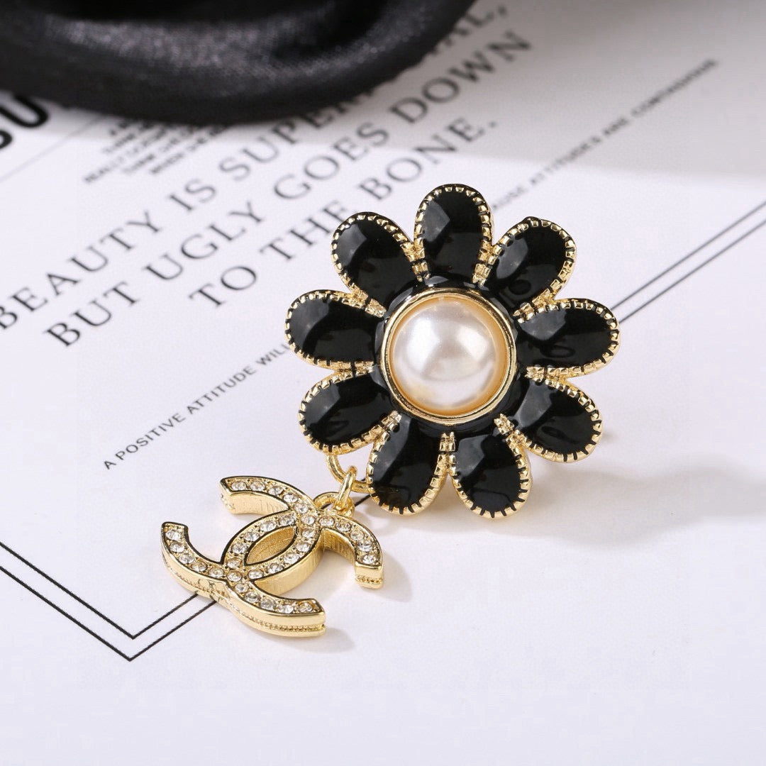 Double-C Emblem Brooch in Polished Metal-Tone – Design 025 front product view
