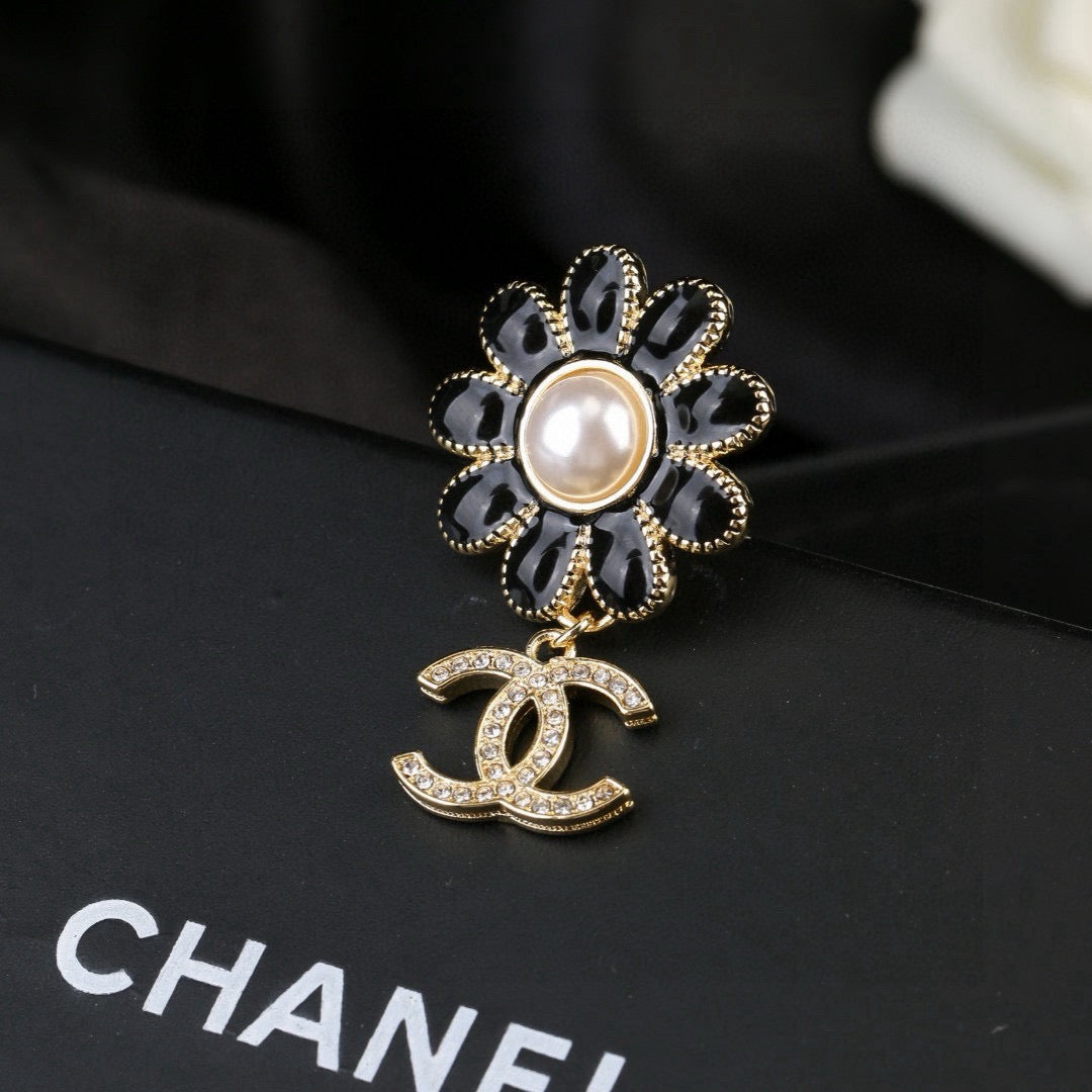 Double-C Emblem Brooch in Polished Metal-Tone – Design 025 main product view