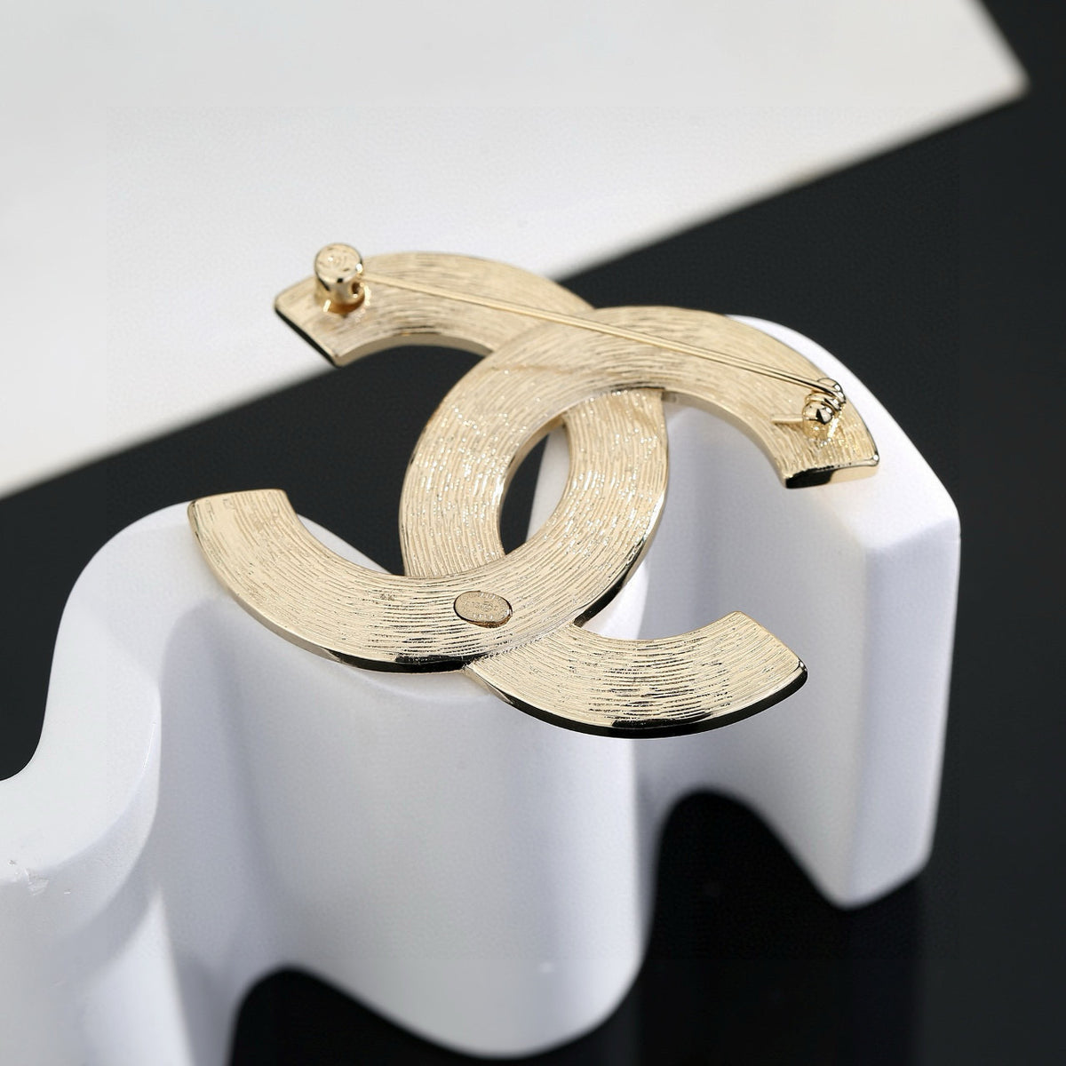 Double-C Emblem Brooch in Gold-Tone – Design 011 side detail
