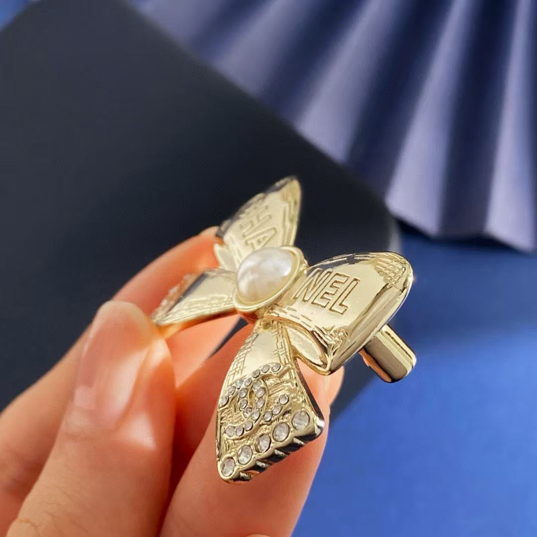 Bow Brooch in Polished Metal-Tone side detail