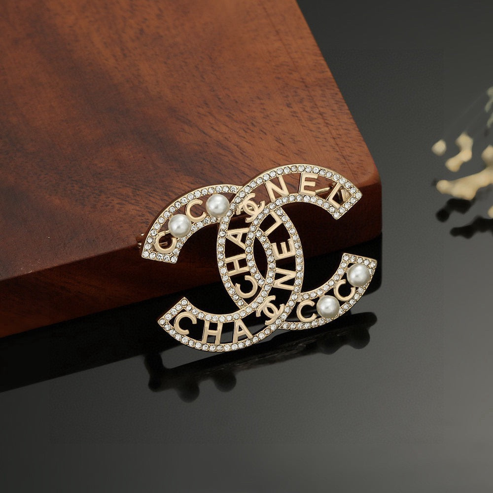 Double-C Emblem Brooch in Gold-Tone – Pearl Detail – Design 003 side detail