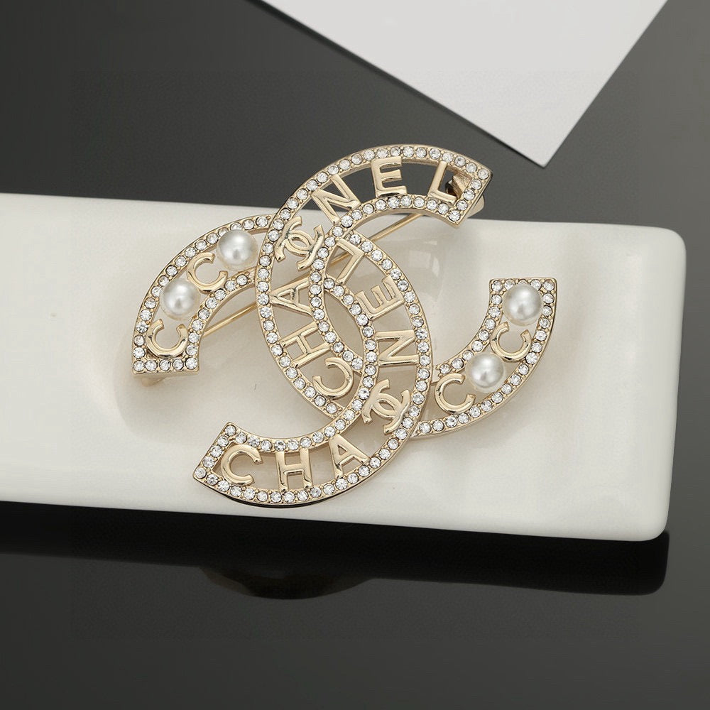 Double-C Emblem Brooch in Gold-Tone – Pearl Detail – Design 003 close-up detail