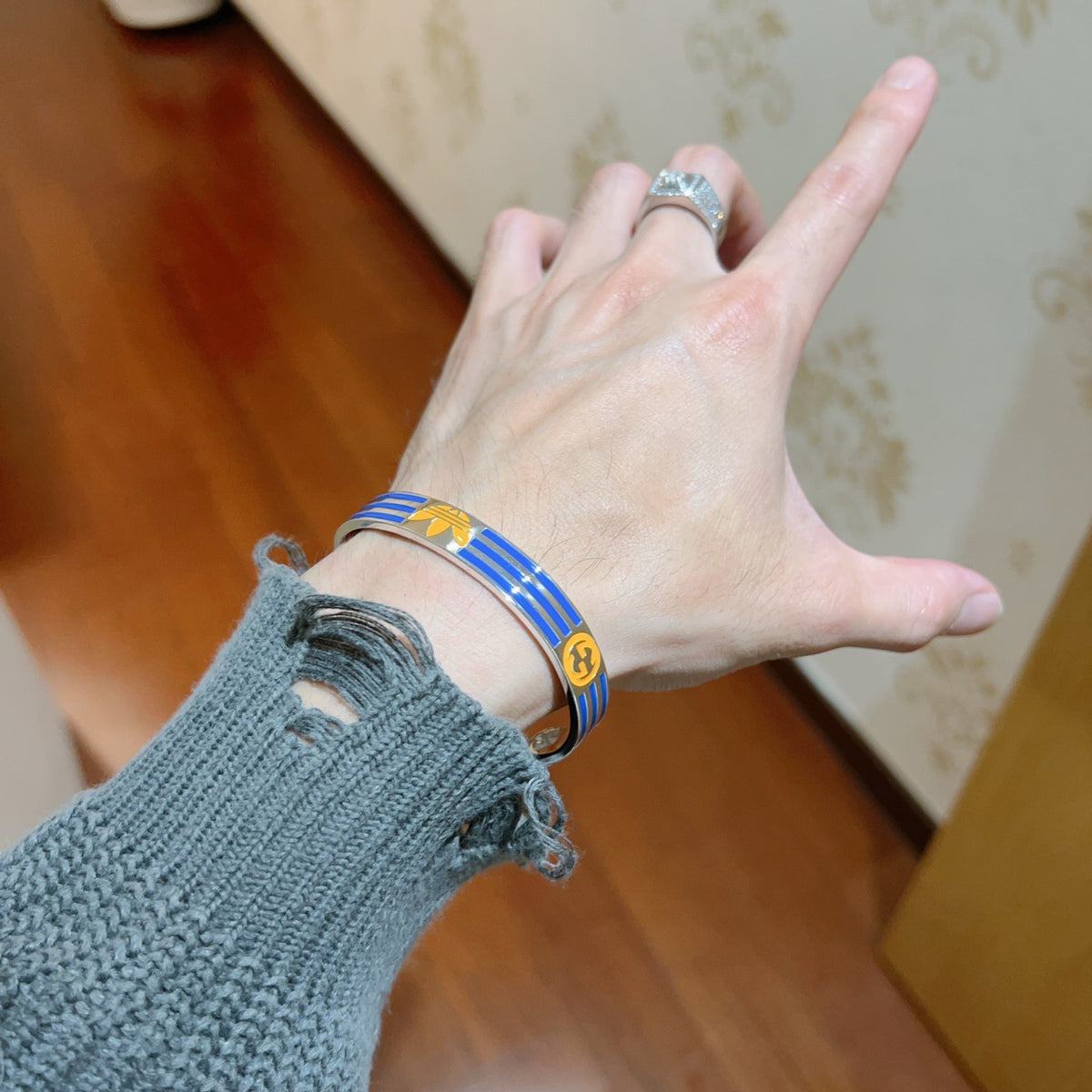 Double-G Emblem Bangle in Polished Metal-Tone – Design 022 detail view
